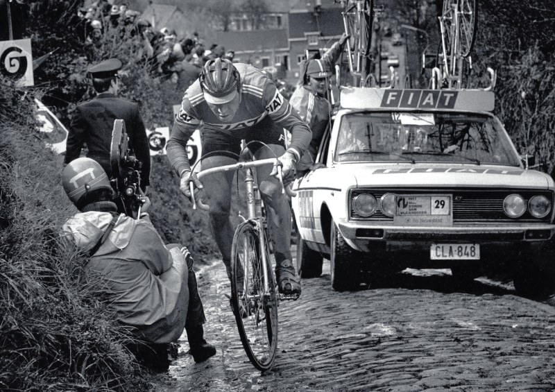 foto zwartwit wielrenner op koppenberg