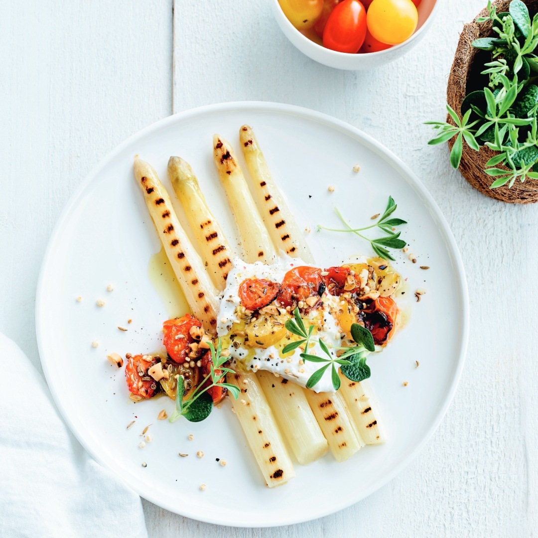 Asperges met burrata, tomaten en quinoa