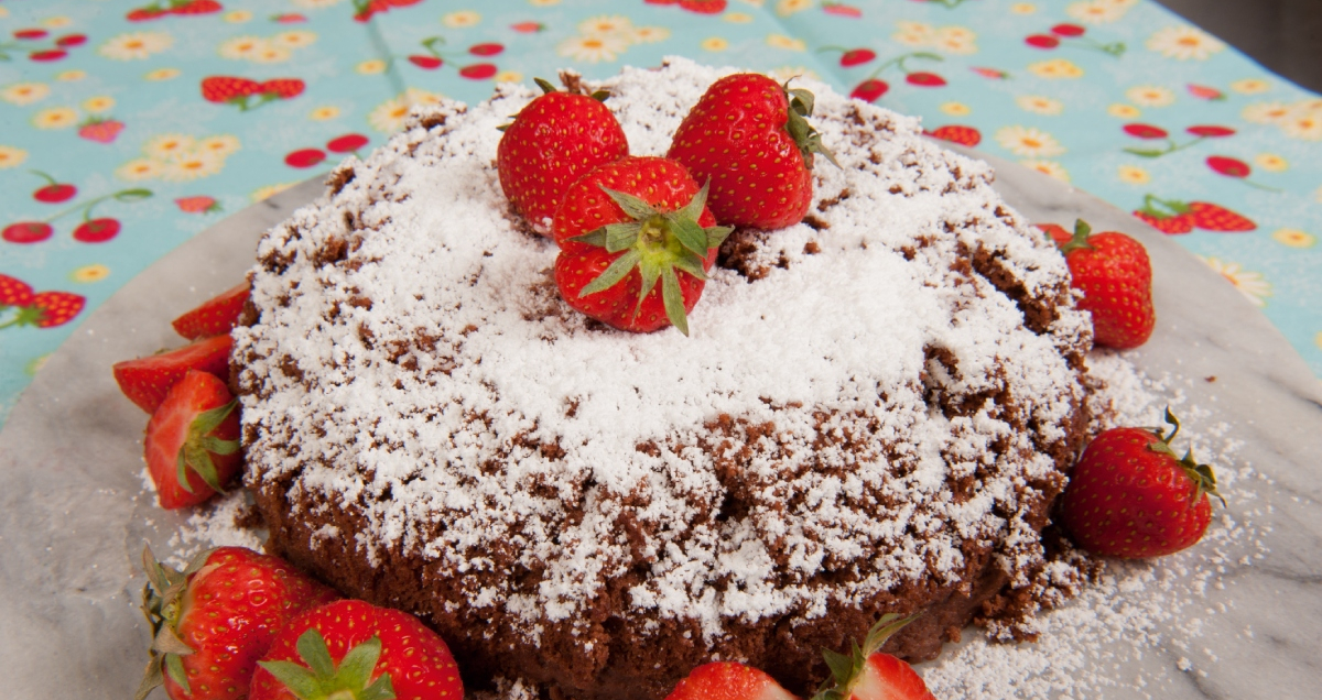 chocoladecake met aardbeien ernaast