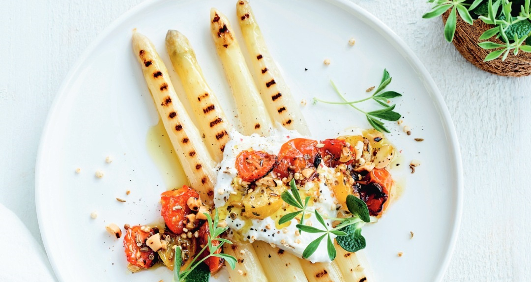 Asperges met burrata, tomaten en quinoa