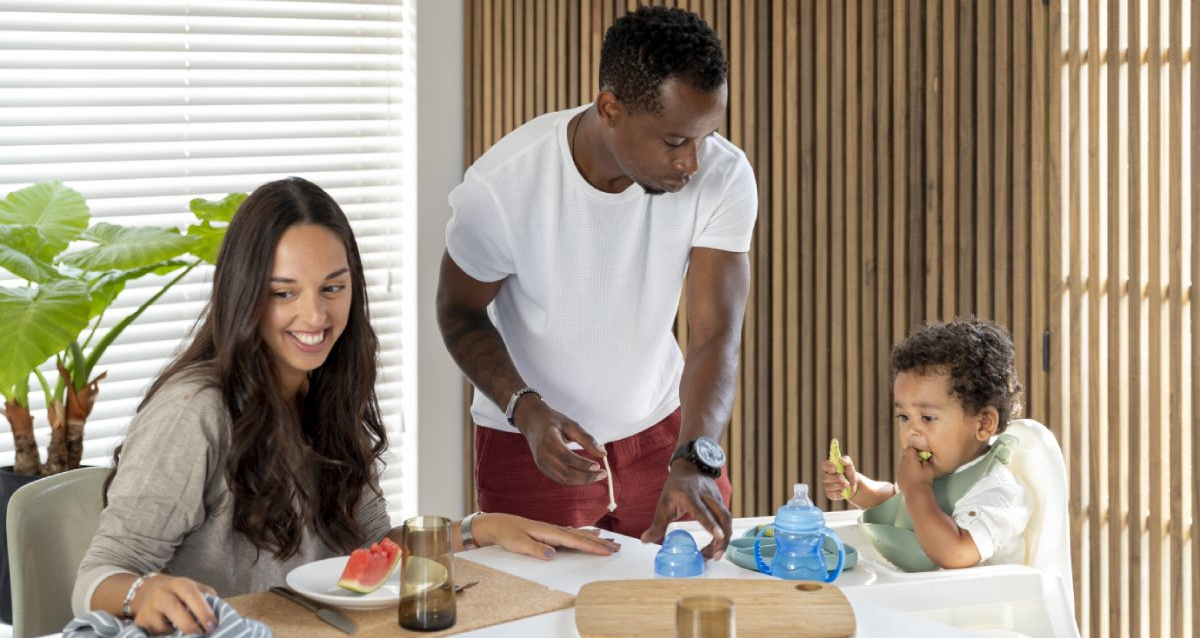 ouders met kindje aan ontbijttafel