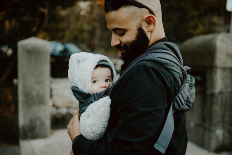 foto papa met baby in draagzak