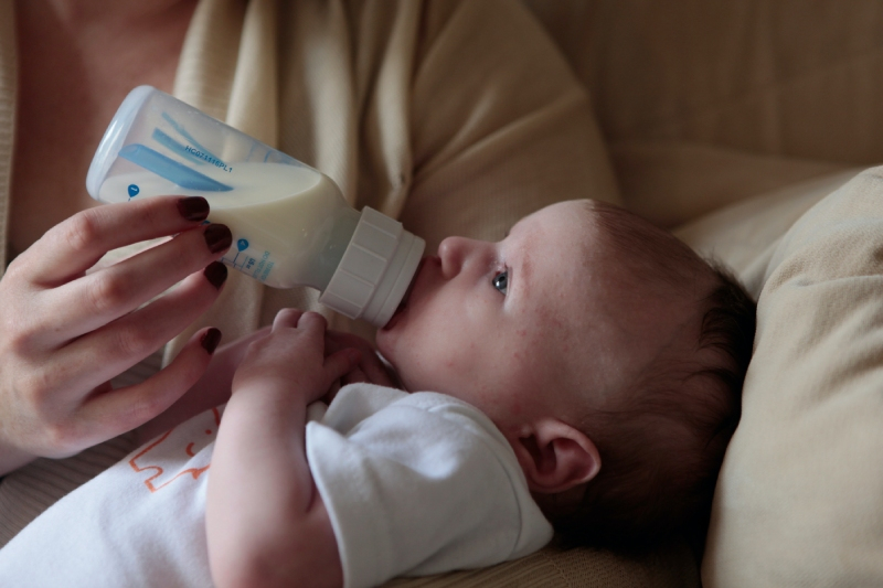 baby die flesje melk drinkt